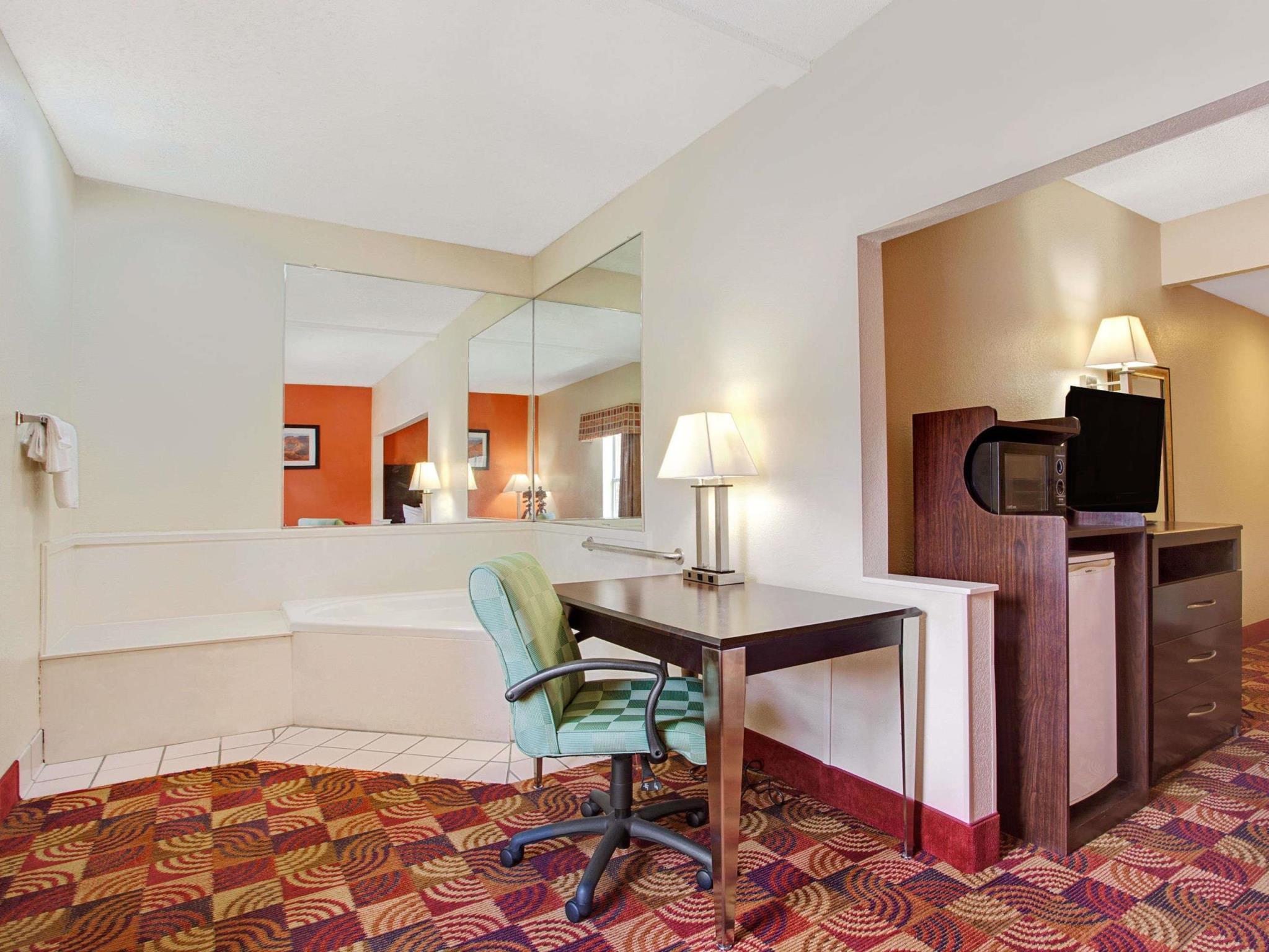 Days Inn & Suites By Wyndham Ridgeland Exterior foto
